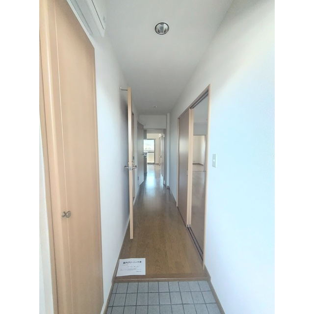 関市上白金のアパートの玄関