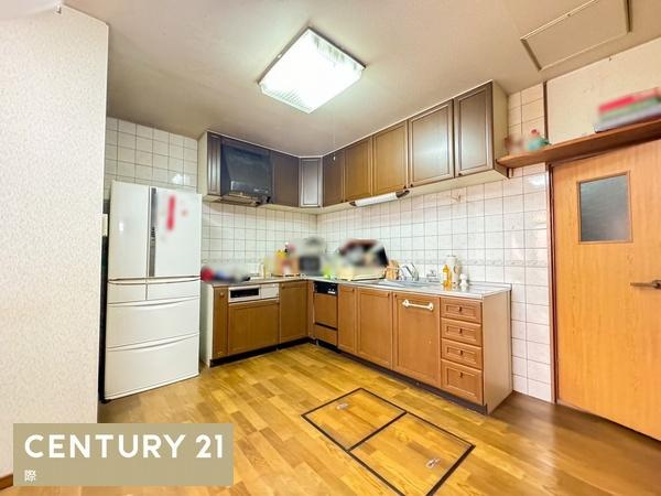 海南市重根の中古一戸建のキッチン|【キッチン】
収納スペース・作業スペースが広いキッチンがポイント！