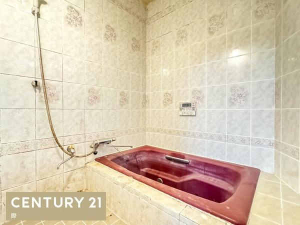 海南市重根の中古一戸建の浴室|【浴室】
深めの浴槽なので肩までしっかり浸かれます