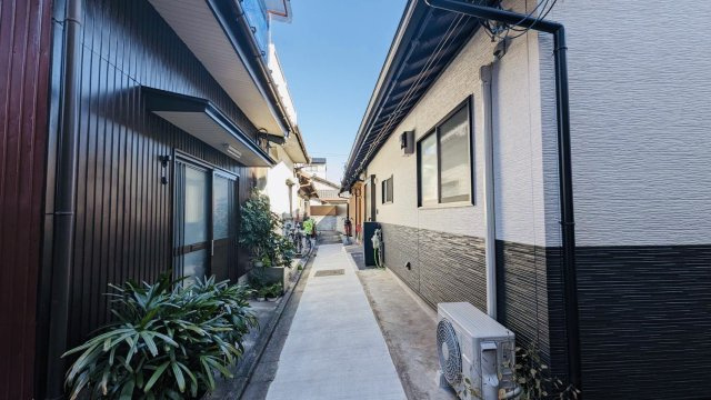 山ノ内中畑町の前面道路含む現地写真|南西角地＆東側のお庭で三方からの採光あり！
