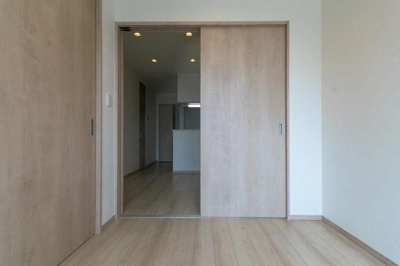 【寝室】 | 仲介手数料半額！HPには初期費用！「プライスホーム」で検索！SMILEAX九産大前