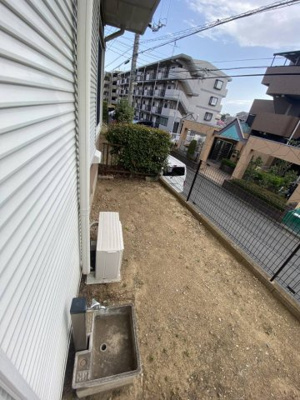 【庭】 | WEST HILLS B【SHM】 | 広々専用庭あります！
