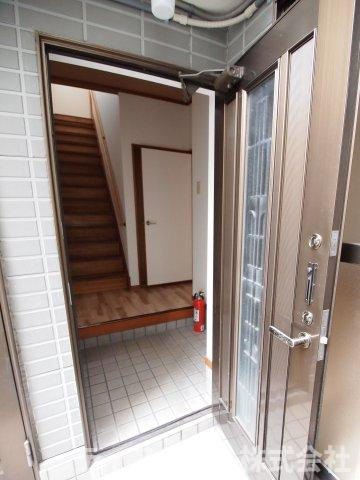 サンコーポ東中の玄関|収納もある玄関です