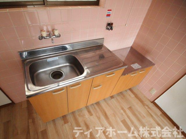 サンコーポ東中のキッチン|コンパクトなキッチンで掃除もラクラク
