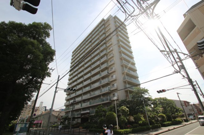 【外観】 | ファミール城東 | 徒歩2分の距離の東今福公園があり、お子様の遊び場としても安心。