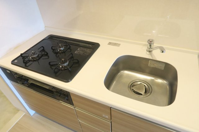 さいたま市浦和区仲町１丁目の賃貸マンションのキッチン|☆都市ガス仕様・3口システムキッチン☆※別号室の内装写真です。
