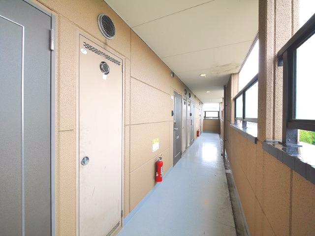 リッチ　カートンのエントランス|玄関前