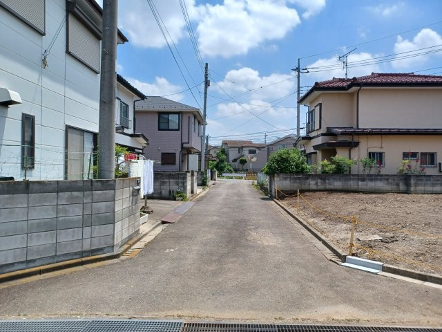 児玉郡上里町大字金久保 土地の前面道路含む現地写真|前面道路：東側幅員約4.2m公道に約13.6m(隅切り3.1m含む)