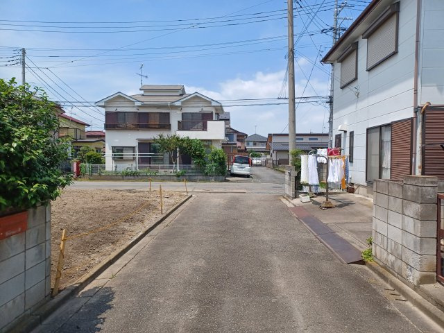 児玉郡上里町大字金久保 土地の前面道路含む現地写真|前面道路：東側幅員約4.2m公道に約13.6m(隅切り3.1m含む)