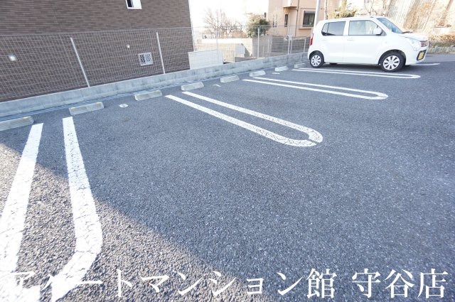 スリーゼの駐車場