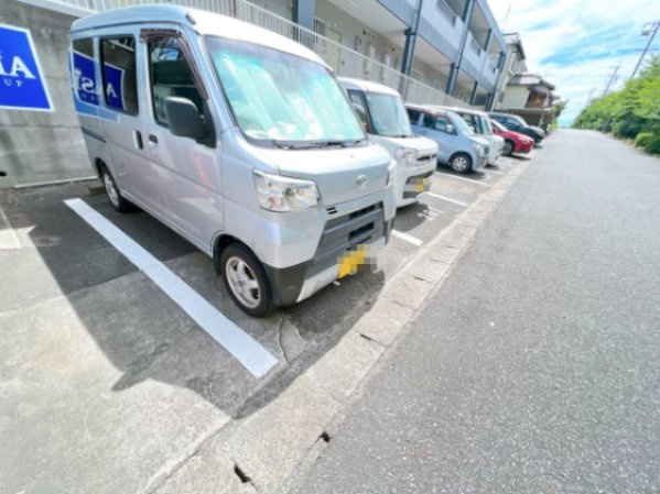 シャルマンハイツの駐車場