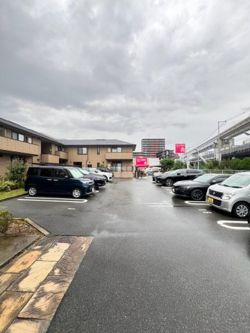 レセンテ南茨木の駐車場
