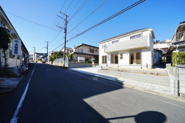 【横浜市旭区市沢町919-16新築戸建て】★仲介手数料無料★（左近山小学校・左近山中学校）の前面道路含む現地写真