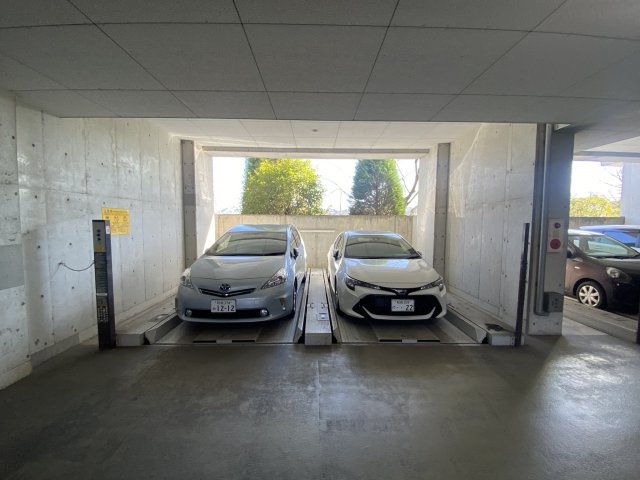 ガーデンシティコープ金剛東3棟の駐車場