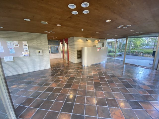 ガーデンシティコープ金剛東3棟のエントランス