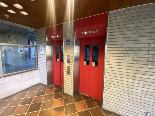 ガーデンシティコープ金剛東3棟のエントランス