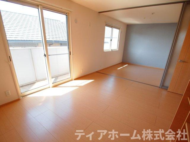 北葛城郡広陵町馬見北８丁目のハイツの居間・リビング|こちらのリビングで趣味の時間をお楽しみください