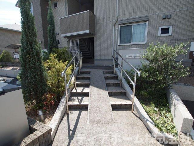 北葛城郡広陵町馬見北８丁目のハイツのエントランス