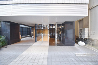 【エントランス】 | オートロックを備えた、マンションのエントランス。やはりセキュリティの観点は欠かすことができません。皆様を“安全”に送り出し、出迎えてくれます。～即日のご見学可能～　お問合せはお気軽にどうぞ。