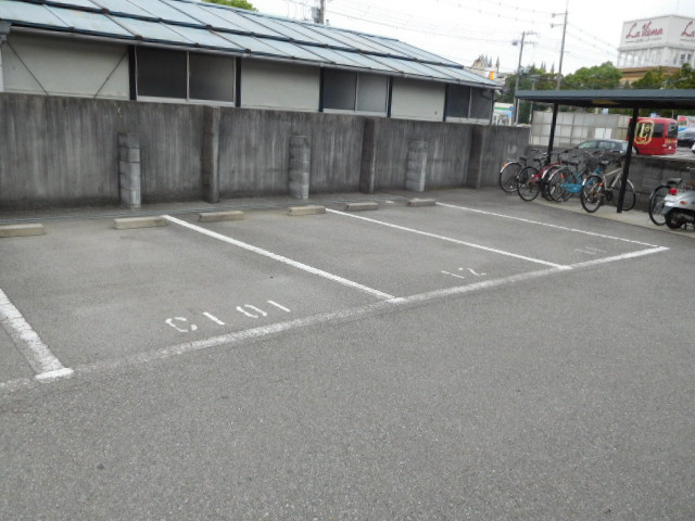 シャーメゾンかみやＣの駐車場