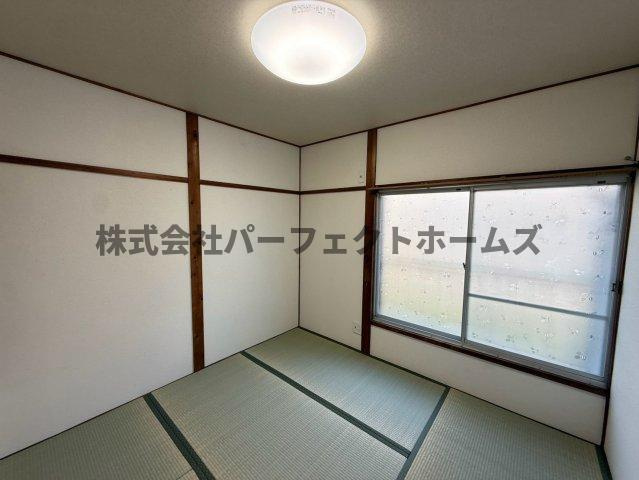 高柳2丁目テラスハウス　賃貸の和室|明るい和室です