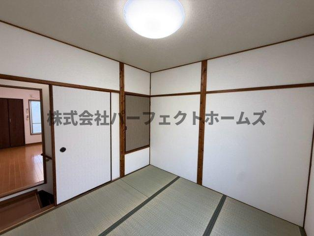 高柳2丁目テラスハウス　賃貸の和室|日本らしい落ち着いた雰囲気の和室です