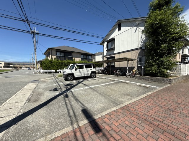 ヴィレッジ雅B棟の駐車場