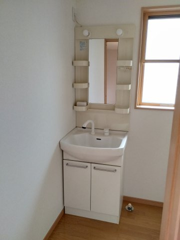 見附市葛巻１丁目のアパートの洗面所