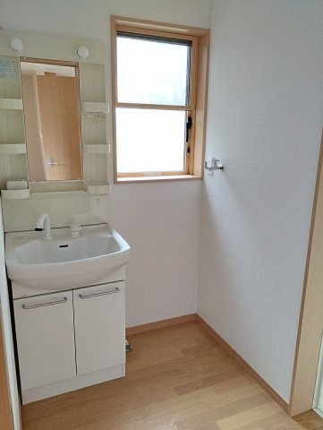 見附市葛巻１丁目のアパートの洗面所