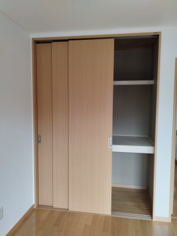見附市葛巻１丁目のアパートの収納