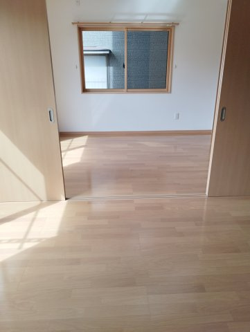 見附市葛巻１丁目のアパートの居間・リビング