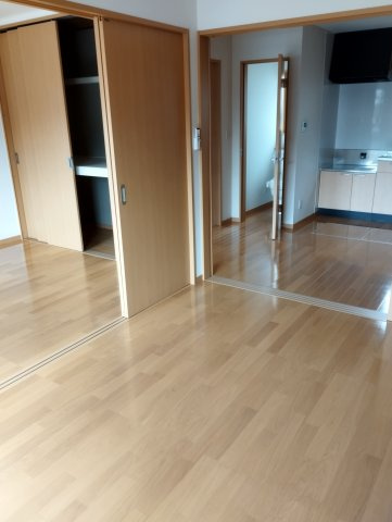 見附市葛巻１丁目のアパートの居間・リビング