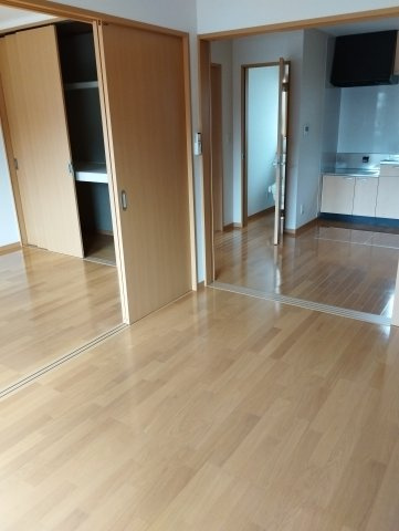 見附市葛巻１丁目のアパートの居間・リビング