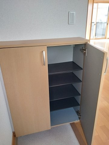 見附市葛巻１丁目のアパートの収納