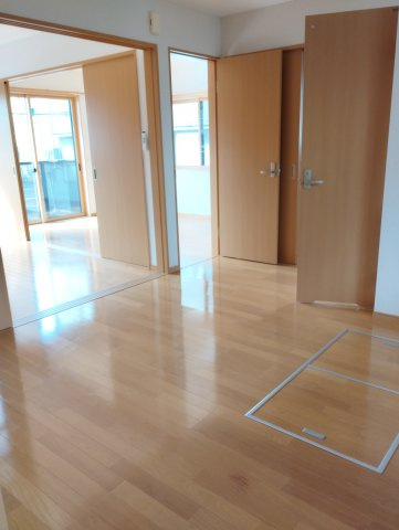 見附市葛巻１丁目のアパートの居間・リビング