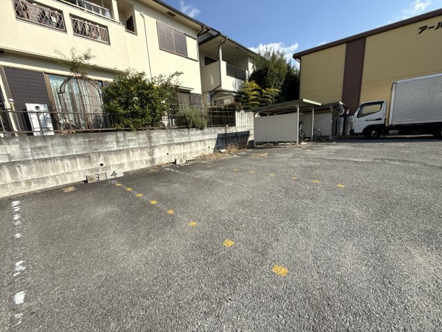 アーバン辻井の駐車場