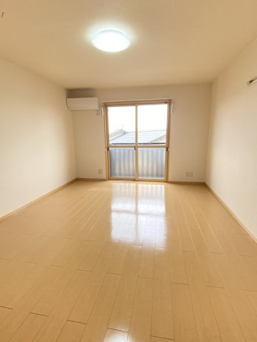 アヴァンス翼の洋室|洋室10帖。エアコン、照明が設備です。