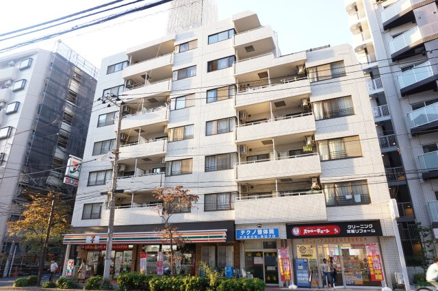 メイツ新宿なつめ坂の外観