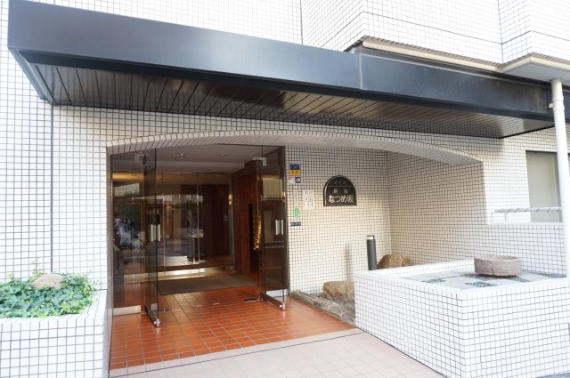 メイツ新宿なつめ坂のエントランス