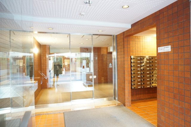 メイツ新宿なつめ坂のエントランス