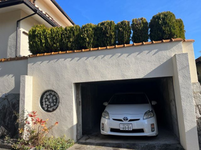 【駐車場】 | 中山桜台戸建て | 駐車場は堀込ガレージで便利な収納有。