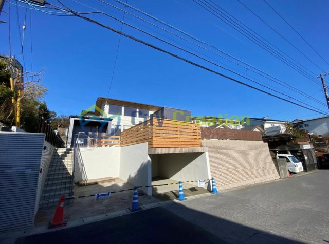 鎌倉市梶原　大型新築戸建ての前面道路含む現地写真