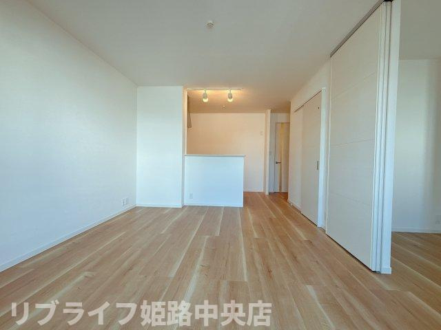 トリニティⅢ号館の居間・リビング|左右反転
