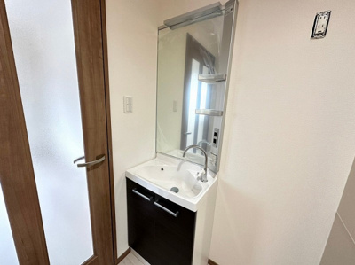 【独立洗面台】 | ロイヤルコンフォート六本松 | 別号室の写真になります。現況優先。