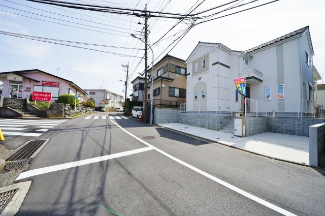 【横浜市瀬谷区阿久和東１丁目12-13新築戸建て】★仲介手数料無料★（原小学校・原中学校）の前面道路含む現地写真