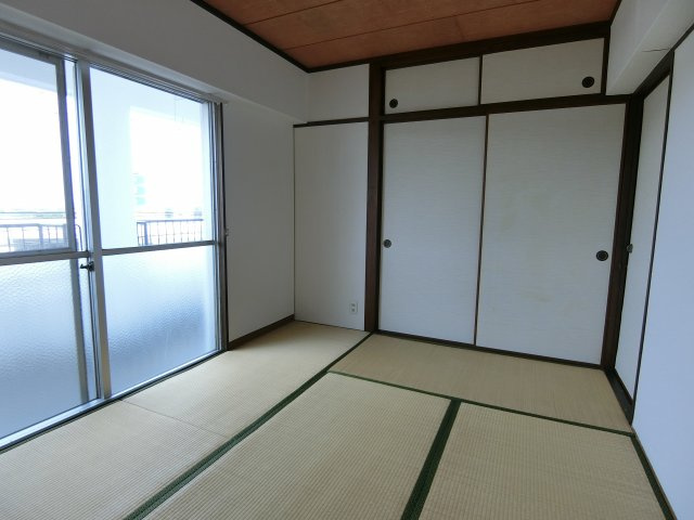 エステート上津Aの和室|和室ならではの温かな和の空間で寛ぎの時間を過ごせます