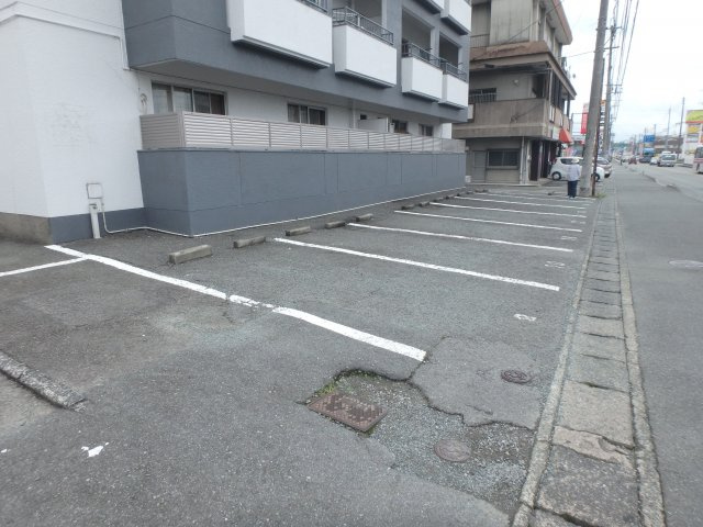 エステート上津Aの駐車場|駐車スペースもあります