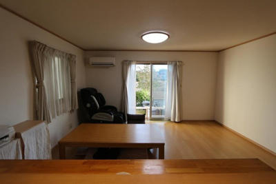 【居間・リビング】 | 清瀬市中里4丁目　平成27年築 | 南向きのリビングなので陽当たり良好、たっぷりの採光が差し込みます