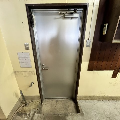 中島町1丁目19-5テナントの玄関