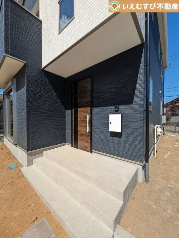 Ricca 深谷市上柴町29期のエントランス|雨が防げる広々エントランス
駐車場からアクセスの良いエントランス。雨の日や荷物が多くても安心の動線♪